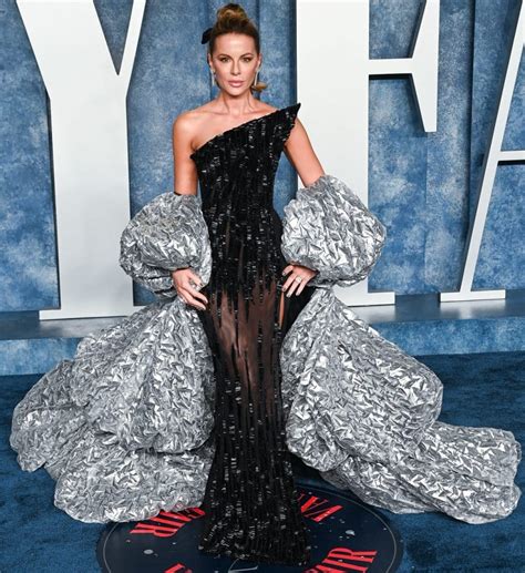 kate beckinsale naked dress|Kate Beckinsale Rocks Futuristic Naked Dress at 2023 Fashion。